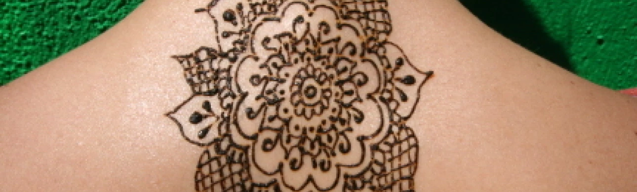 Dočasné tetování hennou je u alergiků nebezpečné